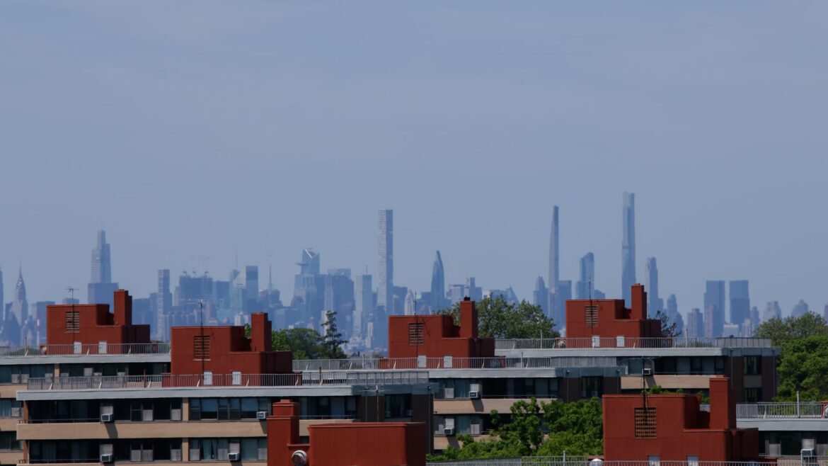 107256504-1686751025915-gettyimages-1490519233-renthousing23.jpeg