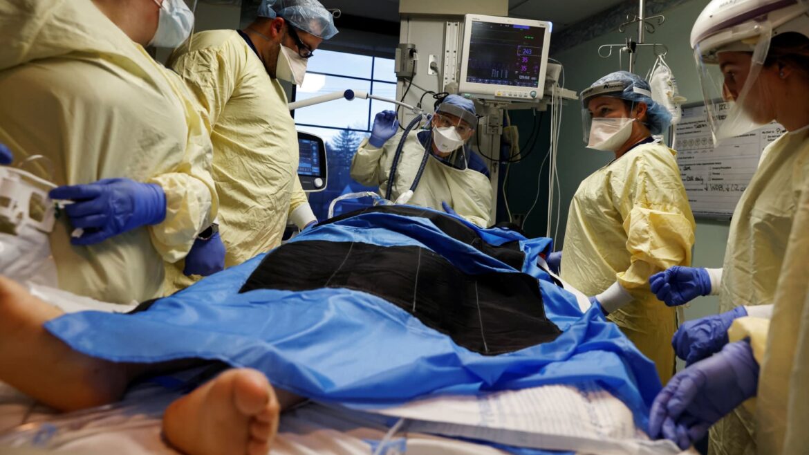 106996883-16413854302022-01-05t020200z_30872041_rc2lsr94fvui_rtrmadp_0_health-coronavirus-usa.jpeg