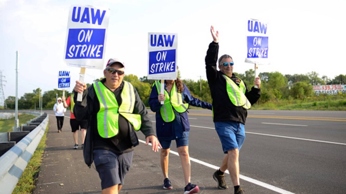 107302458-1695122888865-107302458-1695058668387-gettyimages-1672413681-UAW_STRIKE.jpg