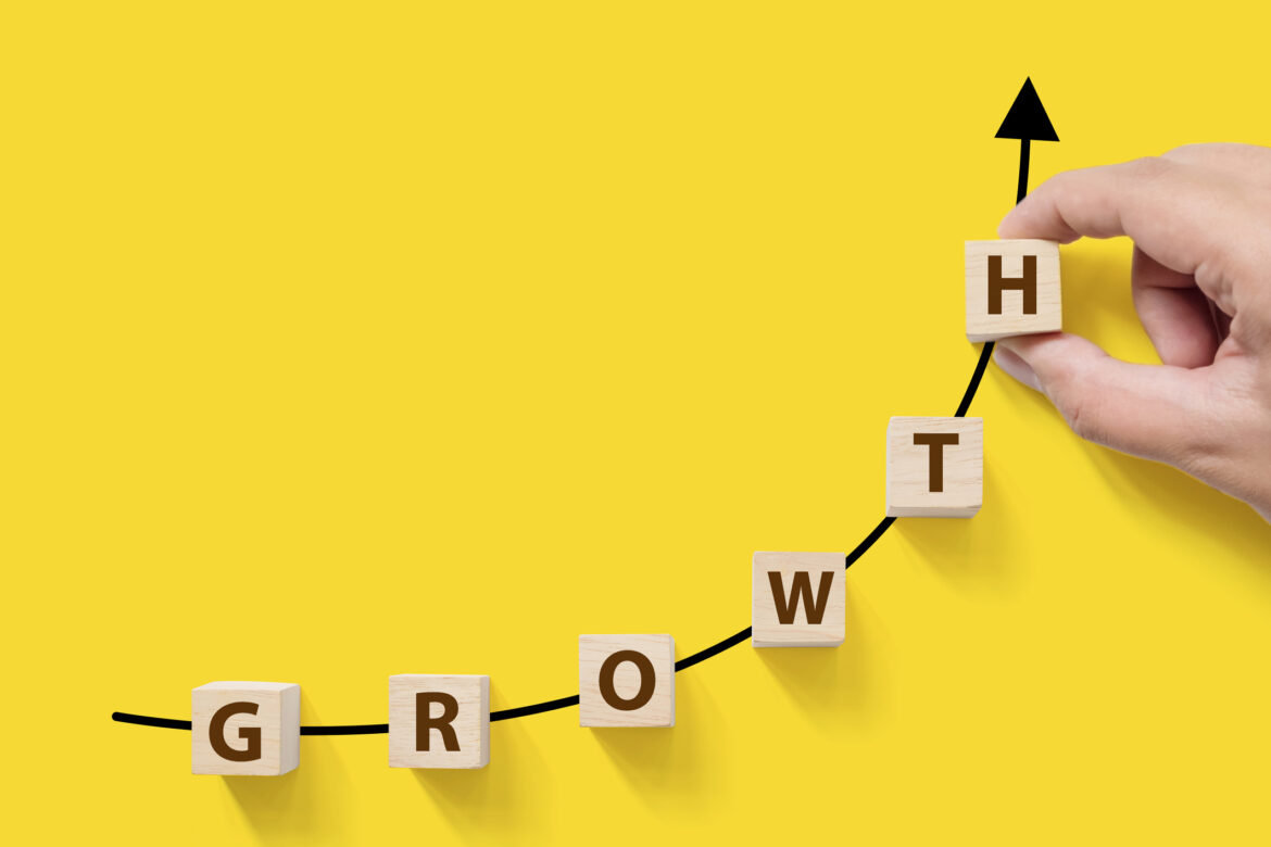 23_01_06-the-word-growth-spelled-out-with-blocks-aligned-on-an-upward-sloping-line-_mf-dload.jpg