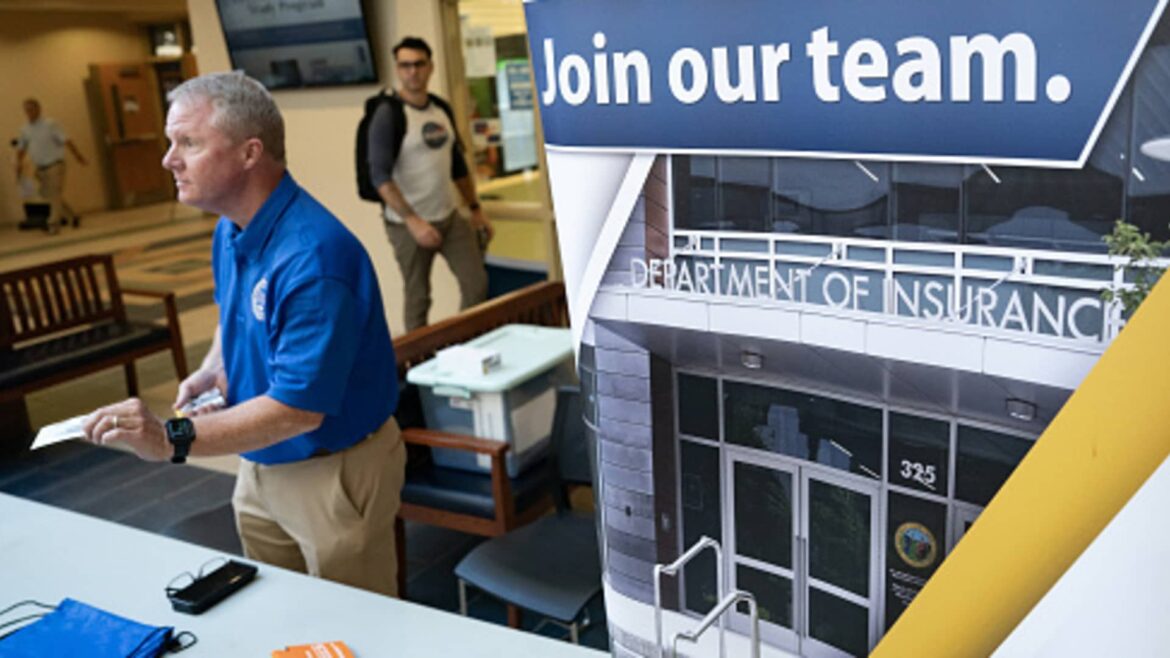 107311990-1696601938918-107311990-1696509716030-gettyimages-1693347717-JOB_FAIR.jpg