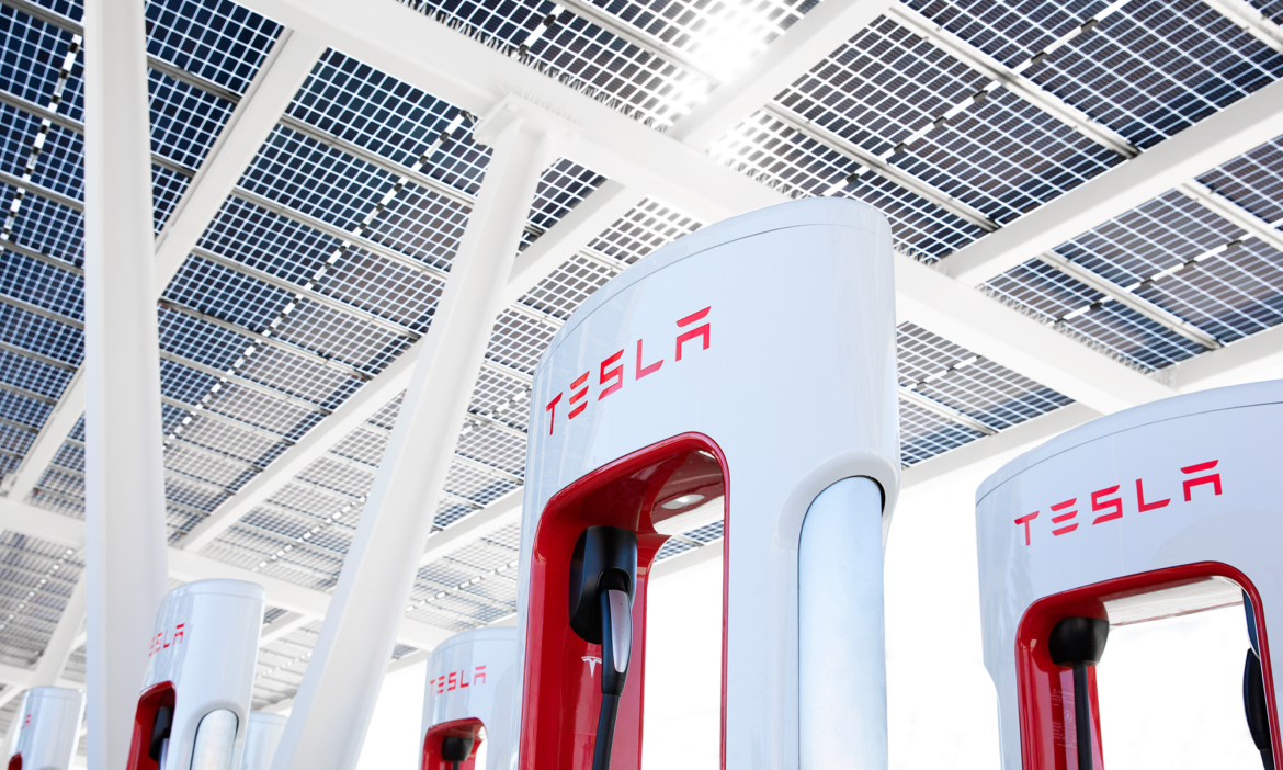 group-of-tesla-super-chargers-with-logo-in-view.png