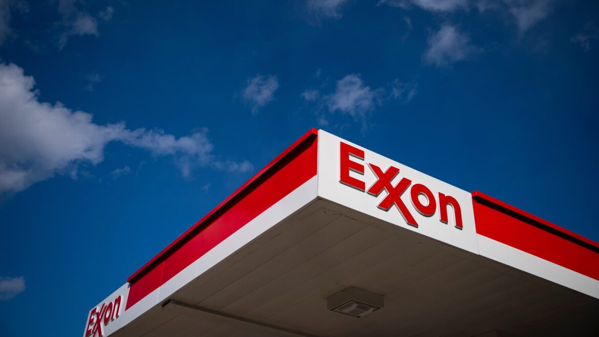 107342257-1701510839311-gettyimages-1808128597-US_GAS_PRICES.jpeg