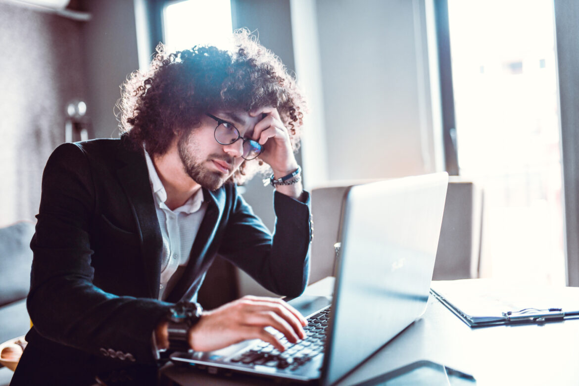 stressed-investor-at-laptop.jpg
