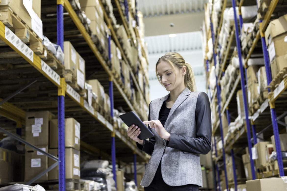 23_02_07-a-person-in-a-warehouse-working-on-the-fulfillment-of-online-orders-_mf-dload.jpg