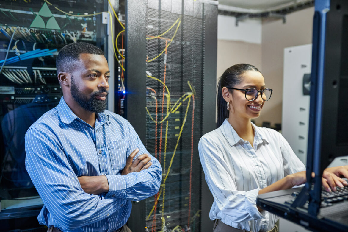 cloud_computing_two_technicians_in_server_room-gettyimages-1347880346.jpg