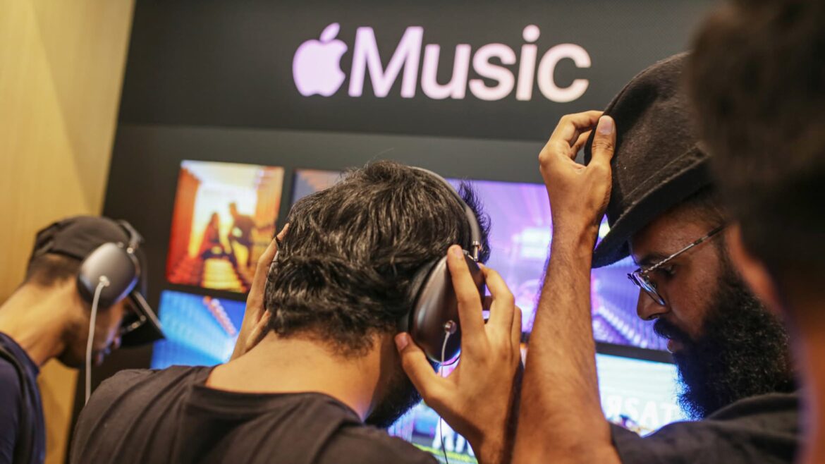 107381702-1709558386319-107381702-1709558165987-gettyimages-1251940463-INDIA_APPLE.jpg