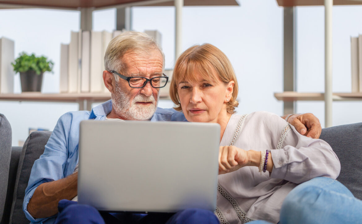 perplexed-senior-couple-looking-at-laptop.jpg