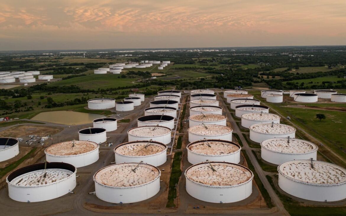 US-oil-prices-fall-with-weekly-crude-supplies-up-by.jpeg